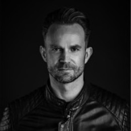 大阪世博会中国馆举行升旗仪式,五星红旗迎风飘扬!